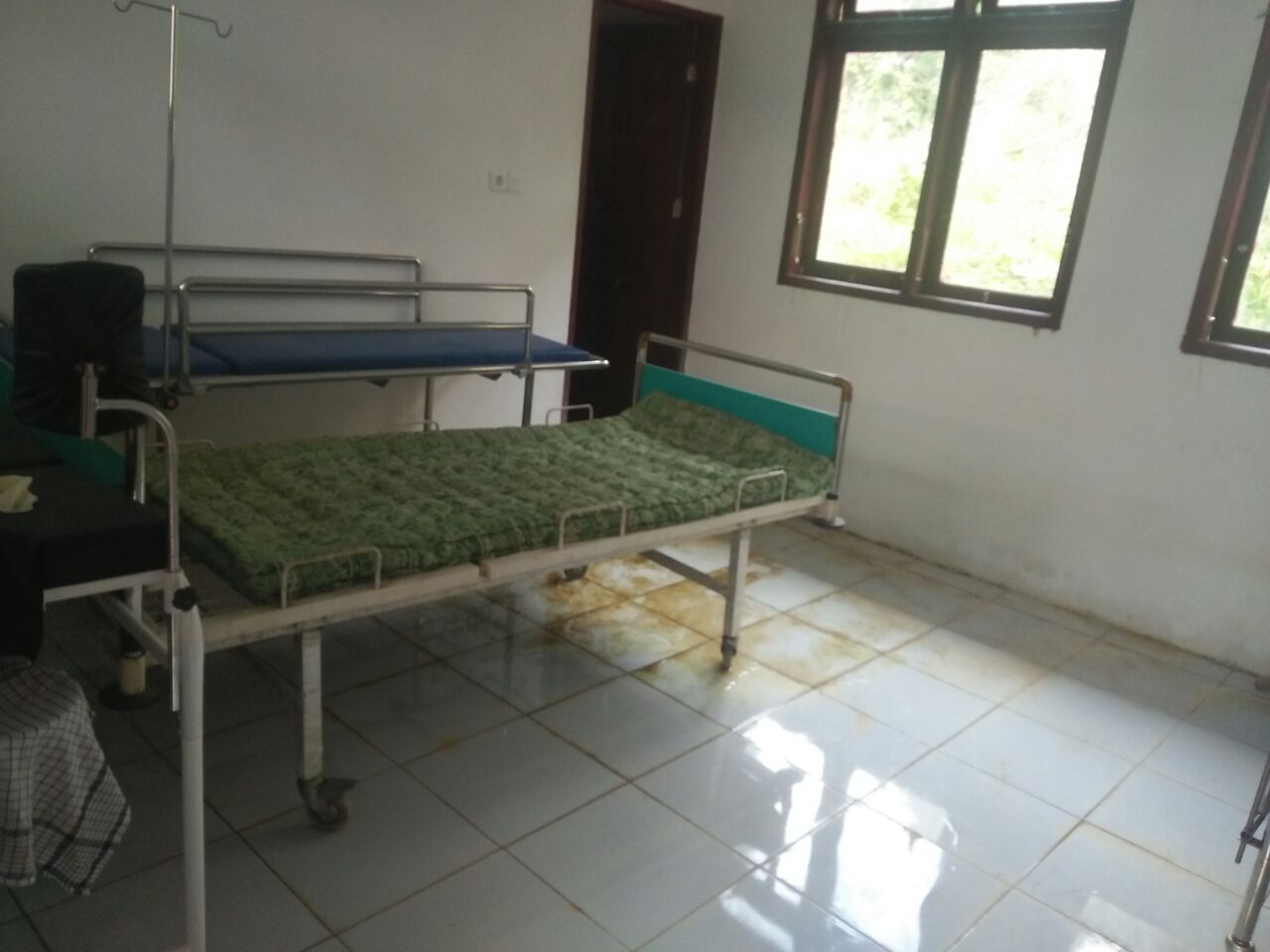 ruang inap pasien yang terendam air