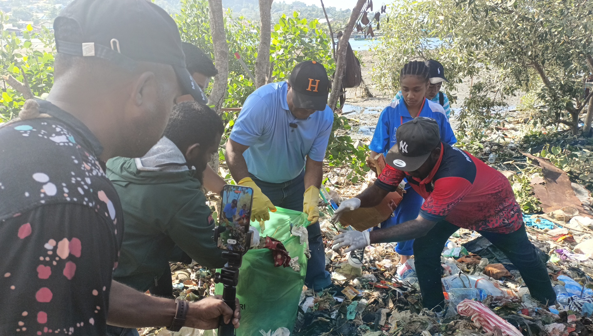 Bupati Manokwari turun langsung mengangkat tumpukan sampah di Teluk Sawaibu